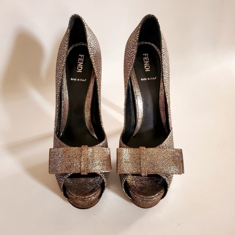Fendi Metallic Brocade Bow Platform Peep Toe Pumps Silver Size 38.5 - Picture 3 of 13